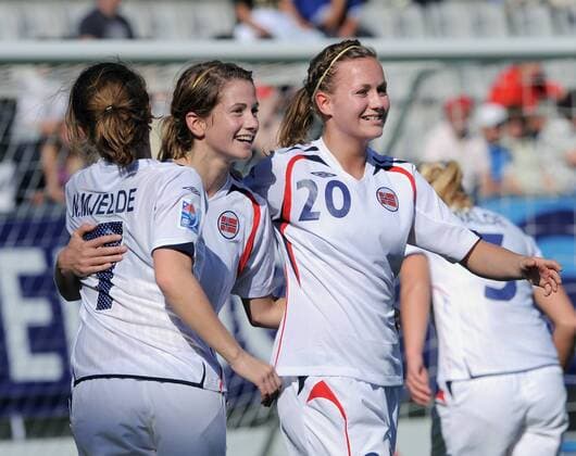 Torjubel Norwegen U20, v.li.: Maren Mjelde, Ingrid Ryland und Kristine Hegland - Fußball WM Damen Frauen U20 WM, Länderspiel, Frauenfußball, Nationalmannschaft, Nationaltrikot, U 20 Gruppe o00 2008 Temuco Freude,