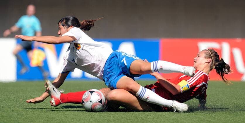 Asano Nagasato (Japan U20, li.) gegen Myriam Bouchard (Kanada U20) - Fußball WM Damen Frauen U20 WM, U 20, Frauenfußball, Länderspiel, Nationalmannschaft, Nationaltrikot Gruppe o00 2008 Santiago de Chile Dynamik, Kampf,