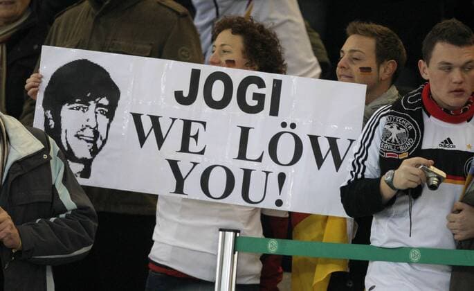 Jogi we Löw You ! - Wortspiel eines weiblichen Fans zeugt von großer Sympathie zu Bundestrainer Joachim Löw (Deutschland) Fußball Länderspiel Herren Freundschaftsspiel 2008, Test, Testspiel, Nationalmannschaft, Einzelbild Berlin