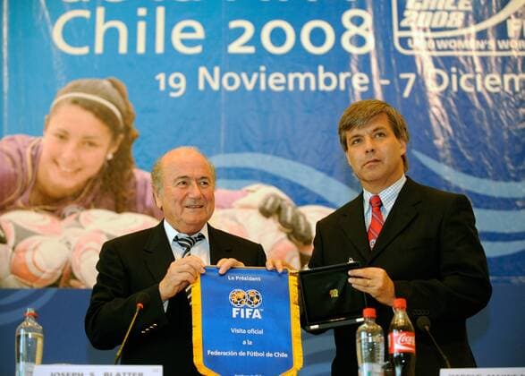FIFA Präsident Joseph S. Blatter (Schweiz, li.) und FFCH Präsident Harold Mayne Nicholls (Fußballverband Chile) überreichen sich gegenseitig auf einer Pressekonferenz Geschenke - Fußball WM Damen U20 WM 2008, U 20, Frauen, Frauenfußball, Vdig Gruppe Santiago de Chile