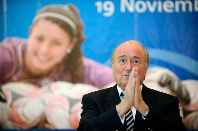 FIFA Präsident Joseph S. Blatter (Schweiz) geht auf der Pressekonferenz ins Gebet - Fußball WM Damen U20 WM 2008, U 20, Frauen, Frauenfußball, Vdig Einzelbild Santiago de Chile