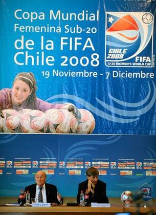 FIFA Präsident Joseph S. Blatter (Schweiz, li.) und FFCH Präsident Harold Mayne Nicholls (Fußballverband Chile) während der Pressekonferenz anlässlich der U20 WM - Fußball WM Damen U20 WM 2008, U 20, Frauen, Frauenfußball, Vdig Totale Santiago de Chile