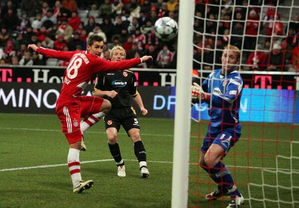 Miroslav Klose (Bayern, li.) köpft das 3:1 gegen Torwart Gerhard Tremmel (Cottbus) Fußball 1. BL Herren Saison 2008 2009, FC Bayern München - FC Energie Cottbus 4:1 Gruppe München Dynamik,