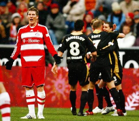 Bastian Schweinsteiger (Bayern) reklamiert während Cottbus hi. jubelt Fußball 1. BL Herren Saison 2008 2009, FC Bayern München - FC Energie Cottbus 4:1 Gruppe München Enttäuschung,