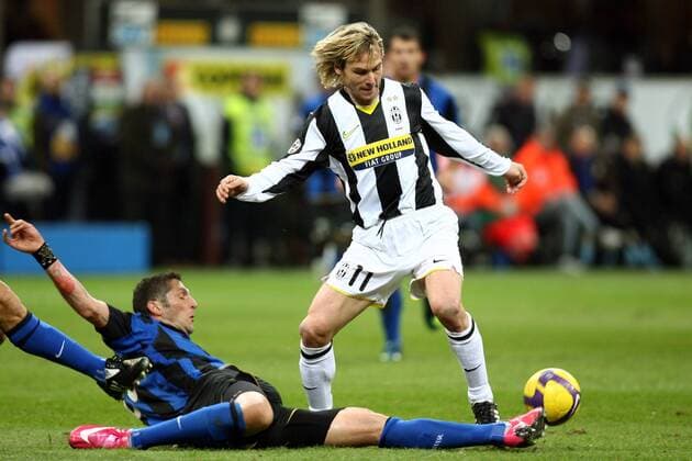 Pavel Nedved (Juventus Turin, re.) gegen Marco Materazzi (Inter Mailand) -  Fußball Herren Serie A 2008 2009, 1. Italienische Liga, FC Internazionale Mailand - Juventus Turin 1:0, Juve Gruppe Mailand Dynamik,