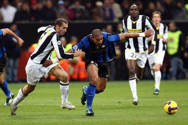 Adriano (Inter Mailand) gegen Giorgio Chiellini (Juventus Turin, li.) -  Fußball Herren Serie A 2008 2009, 1. Italienische Liga, FC Internazionale Mailand - Juventus Turin 1:0, Juve Gruppe Mailand Dynamik,