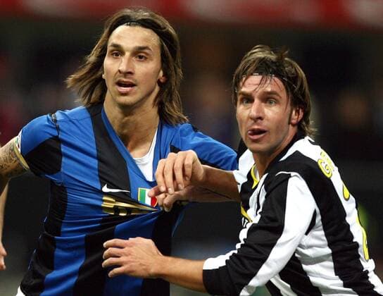 Zlatan Ibrahimovic (Inter Mailand, li.) gegen Zdenek Grygera (Juventus Turin) -  Fußball Herren Serie A 2008 2009, 1. Italienische Liga, FC Internazionale Mailand - Juventus Turin 1:0, Juve Gruppe Mailand Kampf