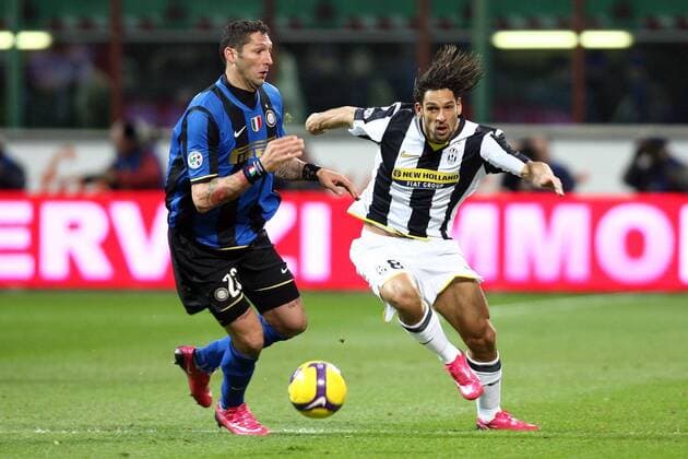 Marco Materazzi (Inter Mailand, li.) gegen Amauri (Juventus Turin) -  Fußball Herren Serie A 2008 2009, 1. Italienische Liga, FC Internazionale Mailand - Juventus Turin 1:0, Juve Gruppe Mailand Dynamik,
