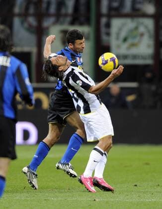 Walter Samuel (Inter Mailand, hi.) gegen Amauri (Juventus Turin) -  Fußball Herren Serie A 2008 2009, 1. Italienische Liga, FC Internazionale Mailand - Juve 1:0 Gruppe Mailand Dynamik,