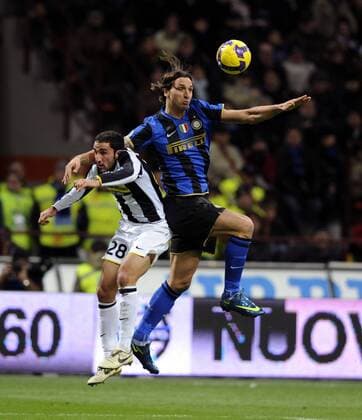 Zlatan Ibrahimovic (Inter Mailand, re.) gegen Cristian Molinaro (Juventus Turin) -  Fußball Herren Serie A 2008 2009, 1. Italienische Liga, FC Internazionale Mailand - Juve 1:0 Gruppe Mailand Dynamik,