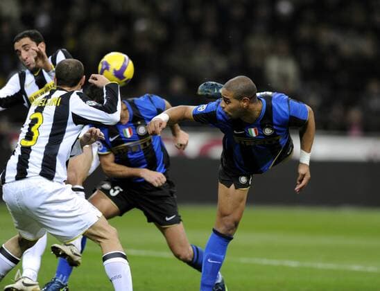 Adriano (Inter Mailand, re.) im Zweikampf -  Fußball Herren Serie A 2008 2009, 1. Italienische Liga, FC Internazionale Mailand - Juve 1:0 Gruppe Mailand Dynamik,