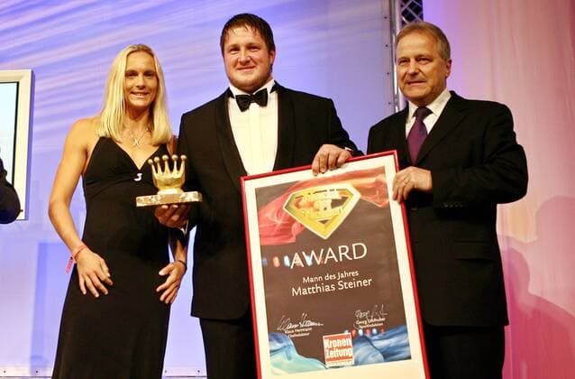 Matthias Steiner (Deutschland, Mitte) wird auf der Krone Sportgala zum Mann des Jahres 2008 gekürt, daneben ÖFB Vizepräsident Leo Windtner (re.) und Sybille Bammer (beide Österreich) -  Gewichtheben Herren Krone Sport Gala 2008, Sportgala, Feier Gruppe Linz