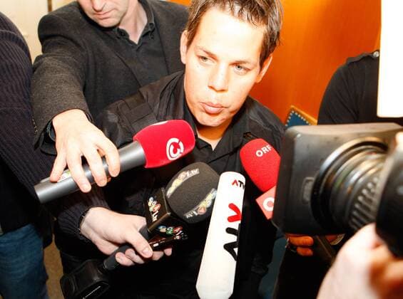 Bernhard Kohl (Österreich) im Interview nach seiner Anhörung bezüglich der positiven Dopingproben vor der Nationalen Anti Doping Agentur NADA -  Radsport Herren NADA Anhörung 2008, Straßenradsport, Straße, Rad, Dopinganhörung, Doping, Dopingvorwürfe, Vorwürfe Einzelbild Wien