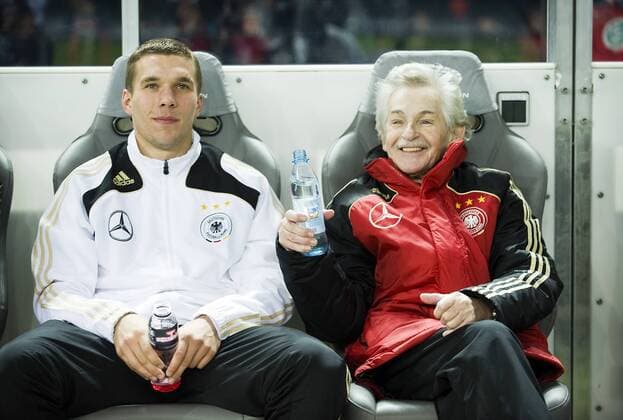 Lukas Podolski (li.) und Physiotherapeut Adolf Katzenmeier (beide Deutschland) Fußball Länderspiel Herren Freundschaftsspiel 2008, Test, Testspiel, Nationalmannschaft Gruppe Berlin