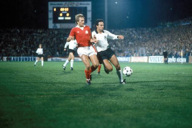 Hansi Müller (BR Deutschland, re.) im Duell Fußball Länderspiel Herren DEUTSCHSPRACHIGE SPORTZEITSCHRIFTEN UND -ZEITUNGEN NUR NACH RÜCKSPRACHE 1980 Gruppe Basel Dynamik,