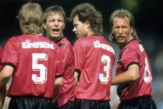 Abwehrmauer Frankfurt, v.re.: Frank Schulz, Dieter Schlindwein, Karl Heinz Körbel und Manfred Binz Fußball 1. BL Herren DEUTSCHSPRACHIGE SPORTZEITSCHRIFTEN UND -ZEITUNGEN NUR NACH RÜCKSPRACHE, Saison 1987 1988 Gruppe Köln Abwehr,