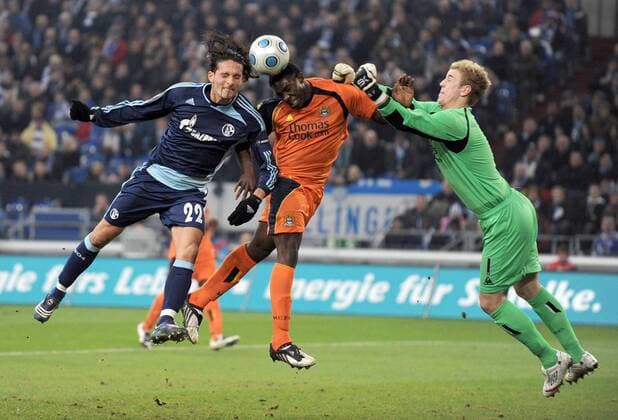 Kevin Kuranyi (Schalke, li.) gegen Micah Richards und Torwart Joe Hart (beide Manchester City) Fußball EC 3 Herren Uefa Cup 2008 2009, Pokal, Europacup, FC Schalke 04 - Manchester City Gruppe Gelsenkirchen Dynamik,