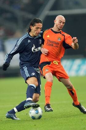 Kevin Kuranyi (Schalke, li.) gegen Stephen Ireland (Manchester City) Fußball EC 3 Herren UEFA Cup 2008 2009, Pokal, Europapokal, FC Schalke 04 - Manchester City Gruppe Gelsenkirchen Dynamik, Kampf,