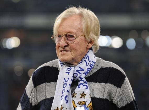 Rudi Gutendorf (Deutschland) mit Manchester City Schal Fußball EC 3 Herren UEFA Cup 2008 2009, Pokal, Europapokal Einzelbild Gelsenkirchen Nachdenklichkeit,