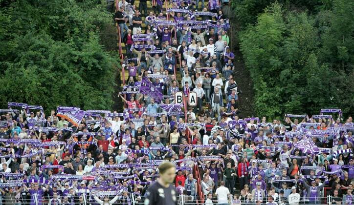 Fußball, Stadiongeschichte FC Erzgebirge Aue Auer Fans präsentieren ihre Schals Fußball Herren DFB Pokal 2008 2009, Pokalspiel, FC Erzgebirge Aue Totale Aue