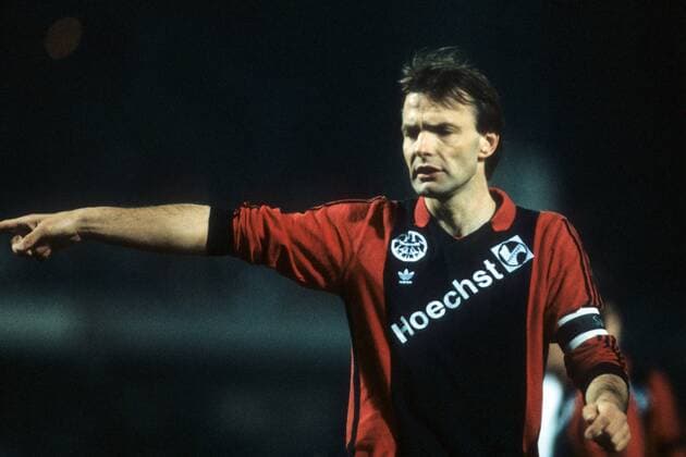 Karl Heinz Körbel (Frankfurt) gibt Anweisungen Fußball 1. BL Herren DEUTSCHSPRACHIGE SPORTZEITSCHRIFTEN UND -ZEITUNGEN NUR NACH RÜCKSPRACHE, Saison 1986 1987 Einzelbild Frankfurt M.