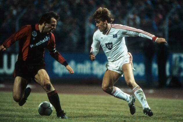 Peter Lux (HSV, re.) gegen Karl Heinz Körbel (Frankfurt) Fußball 1. BL Herren DEUTSCHSPRACHIGE SPORTZEITSCHRIFTEN UND -ZEITUNGEN NUR NACH RÜCKSPRACHE, Saison 1986 1987 Gruppe Frankfurt M. Dynamik,