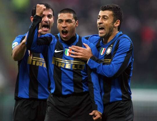 Ivan Cordoba (Mitte) und Walter Samuel (re., beide Inter Mailand) - Torjubel -  Fußball Herren Serie A 2008 2009, 1. Italienische Liga, FC Internazionale Gruppe Mailand Dynamik, Freude,