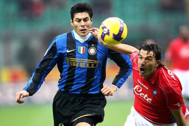Julio Cruz (Inter Mailand, li.) gegen Salvatore Aronica (Neapel) -  Fußball Herren Serie A 2008 2009, 1. Italienische Liga, FC Internazionale - SSC Neapel Gruppe Mailand Dynamik,