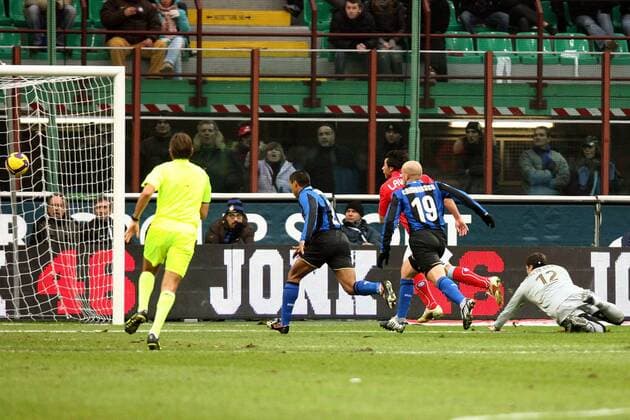 Ezequiel Lavezzi (Neapel, rotes Shirt, halb verdeckt) trifft zum 2:1 -  Fußball Herren Serie A 2008 2009, 1. Italienische Liga, FC Internazionale - SSC Neapel, Inter Mailand Totale Mailand