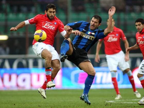 Michele Pazienza (Neapel, li.) gegen Dejan Stankovic (Inter Mailand) -  Fußball Herren Serie A 2008 2009, 1. Italienische Liga, Internazionale Mailand - SSC Napoli 2:1, Vdig Gruppe Mailand Dynamik,