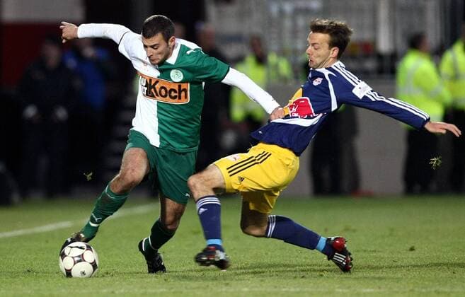Cem Atan (Mattersburg, li.) gegen Barry Opdam (Salzburg) -  Fußball Herren Bundesliga 2008 2009, 1. Österreichische Liga, SV Mattersburg - FC Red Bull Salzburg, RedBull, RB Gruppe Mattersburg Dynamik,