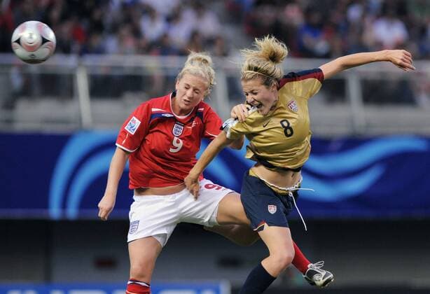 IMAGO Iconic Moments, Fußball - Frauen Becky Edwards (USA U20, re.) gegen Natasha Dowie (England U20) - Fußball WM Damen U20 WM 2008, U 20 Länderspiel, Nationalteam, Nationaltrikot, Frauen, Frauenfußball Gruppe Chillan Dynamik,