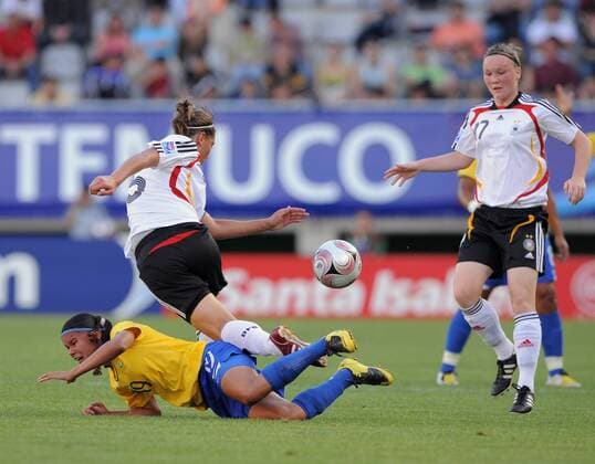 Pamela (Brasilien U20, li.) gegen Carolin Schiewe, beobachtet von Marina Hegering (beide Deutschland U20) - Fußball WM Damen U20 WM, U 20, Länderspiel, Nationalteam, Nationaltrikot, Frauen, Frauenfußball Gruppe o0 2008 Coquimbo Dynamik,