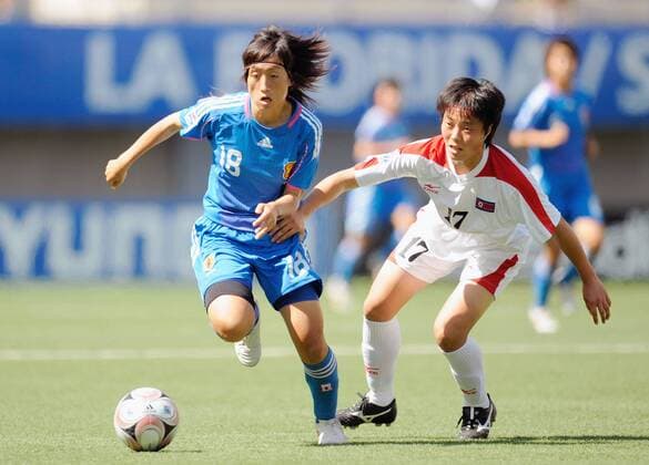 Un Hyang Ri (Nordkorea U20, re.) gegen Kie Koyama (Japan U20) - Fußball Länderspiel Damen U20 WM 2008, U 20 Länderspiel, Nationalteam, Nationaltrikot, Frauen, Frauenfußball Gruppe La Florida, Santiago de Chile Dynamik,
