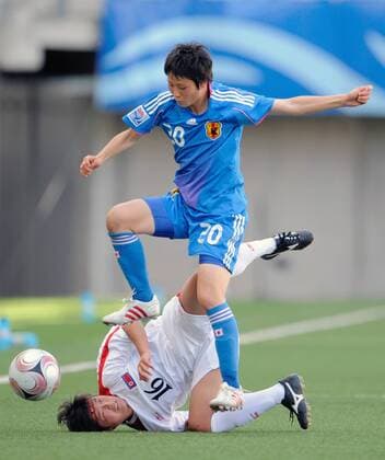 Sol Ryon Sin (Nordkorea U20, am Boden.) gegen Yuka Kado (Japan U20) - Fußball Länderspiel Damen U20 WM 2008, U 20 Länderspiel, Nationalteam, Nationaltrikot, Frauen, Frauenfußball Gruppe La Florida, Santiago de Chile Dynamik, Kampf,