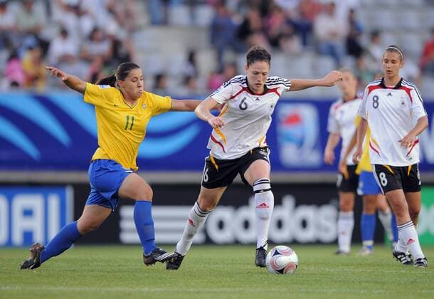 Daiane (Brasilien U20, li.) gegen Kim Kulig (Deutschland U20) - Fußball WM Damen U20 WM, U 20, Länderspiel, Nationalteam, Nationaltrikot, Frauen, Frauenfußball Gruppe o0 2008 Coquimbo Dynamik,