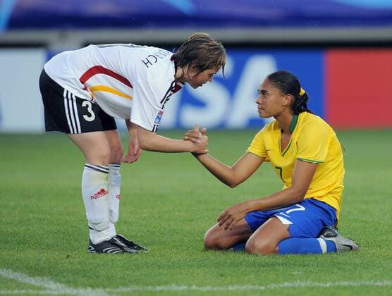 Katharina Baunach (Deutschland U20, li.) tröstet Adriane (Brasilien U20) - Fußball WM Damen U20 WM, U 20, Länderspiel, Nationalteam, Nationaltrikot, Frauen, Frauenfußball Gruppe o0 2008 Coquimbo Kameradschaft,