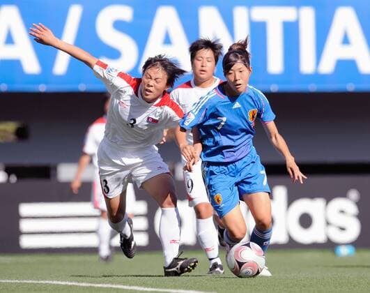 Asano Nagasato (Japan U20, re.) gegen Kuk Hui Pak (Nordkorea U20) - Fußball Länderspiel Damen U20 WM 2008, U 20 Länderspiel, Nationalteam, Nationaltrikot, Frauen, Frauenfußball Gruppe La Florida, Santiago de Chile Dynamik,