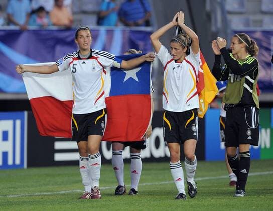Schlußjubel Deutschland U20 - v.li.: Carolin Schiewe mit chilenischer Nationalfahne, Bianca Schmidt und Torhüterin Desiree Schumann - Fußball WM Damen U20 WM, U 20, Länderspiel, Nationalteam, Nationaltrikot, Frauen, Frauenfußball Gruppe o0 2008 Coquimbo Freude,