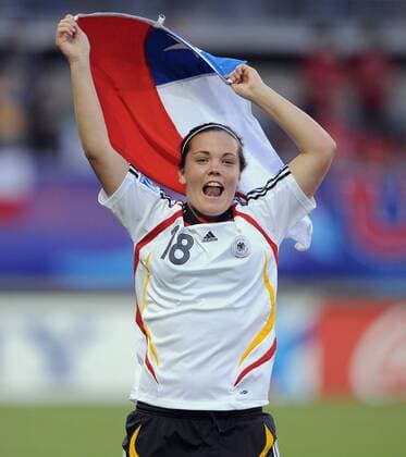 Stephanie Goddard (Deutschland U20) Schlußjubel mit chilenischer Nationalfahne - Fußball WM Damen U20 WM, U 20, Länderspiel, Nationalteam, Nationaltrikot, Frauen, Frauenfußball Einzelbild o0 2008 Coquimbo Freude,