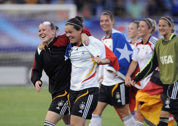 Marina Hegering (li.) und Stephanie Goddard (beide Deutschland U20) - Schlußjubel - Fußball WM Damen U20 WM, U 20, Länderspiel, Nationalteam, Nationaltrikot, Frauen, Frauenfußball Gruppe o0 2008 Coquimbo Freude,