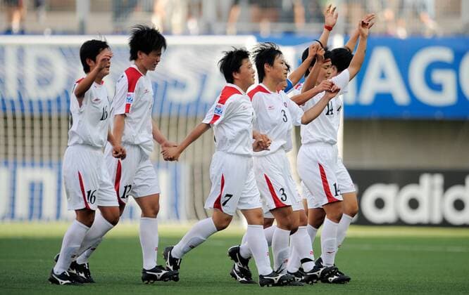 Schlußjubel Nordkorea U20 - Fußball Länderspiel Damen U20 WM 2008, U 20 Länderspiel, Nationalteam, Nationaltrikot, Frauen, Frauenfußball Gruppe La Florida, Santiago de Chile Freude,