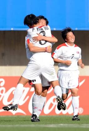 Un Hyang Ri (re.) und Kuk Hui Pak (beide Nordkorea U20) - Schlußjubel - Fußball Länderspiel Damen U20 WM 2008, U 20 Länderspiel, Nationalteam, Nationaltrikot, Frauen, Frauenfußball Gruppe La Florida, Santiago de Chile Freude, Begeisterung,