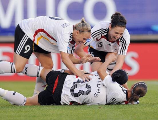 Torjubel Deutschland U20, u.a. Isabel Kerschowski (o.li.) und Kim Kulig (o.re.) - Fußball WM Damen U20 WM, U 20, Länderspiel, Nationalteam, Nationaltrikot, Frauen, Frauenfußball Gruppe o0 2008 Coquimbo Freude, Begeisterung,