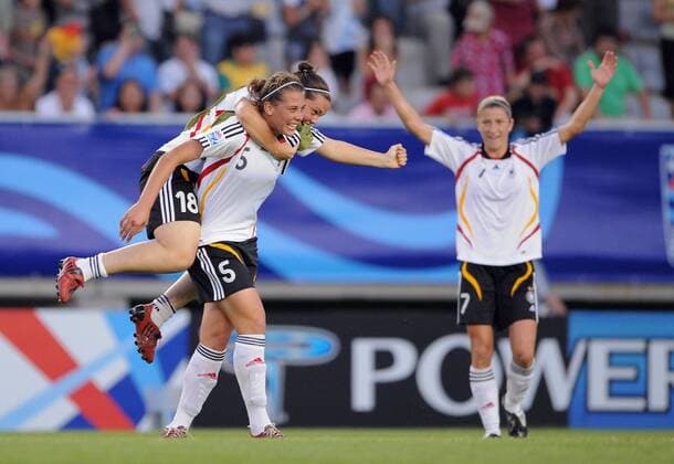Carolin Schiewe (re.) und Stephanie Goddard (beide Deutschland U20) - Schlußjubel - Fußball WM Damen U20 WM, U 20, Länderspiel, Nationalteam, Nationaltrikot, Frauen, Frauenfußball Gruppe o0 2008 Coquimbo Freude, Begeisterung,