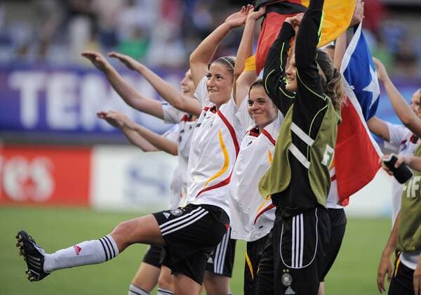 Schlußjubel Deutschland U20, v.re.: Torhüterin Desiree Schumann, Katharina Baunach und Bianca Schmidt - Fußball WM Damen U20 WM, U 20, Länderspiel, Nationalteam, Nationaltrikot, Frauen, Frauenfußball Gruppe o0 2008 Coquimbo Freude,