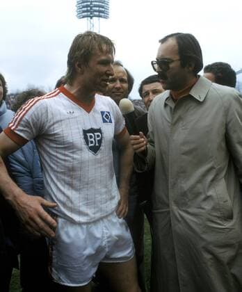 Horst Hrubesch (HSV, li.) wird von Sportreporter Fritz von Thurn und Taxis (Deutschland) interviewt Fußball 1. BL Herren DEUTSCHSPRACHIGE SPORTZEITSCHRIFTEN UND -ZEITUNGEN NUR NACH RÜCKSPRACHE 1981 1982 Gruppe München
