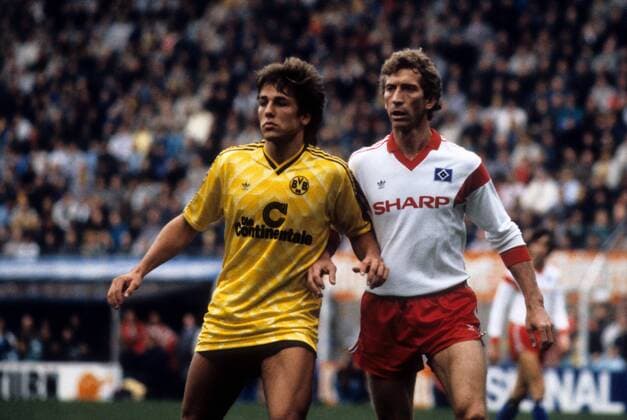 Mark Strudal (BVB, li.) gegen Ditmar Jakobs (HSV) Fußball 1. BL Herren DEUTSCHSPRACHIGE SPORTZEITSCHRIFTEN UND -ZEITUNGEN NUR NACH RÜCKSPRACHE 1988 1989 Gruppe Dortmund