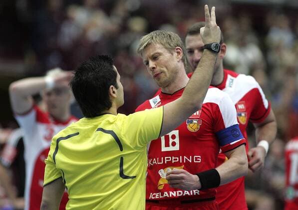 Gudjon Valur Sigurdsson (Island) ärgert sich über die Zwei Minuten Strafe von Schiedsrichter Eurico Nicolau (Portugal) Handball Länderspiel Herren Freundschaftsspiel 2008, Test, Testspiel, Nationalteam, Nationaltrikot Gruppe Koblenz Enttäuschung,