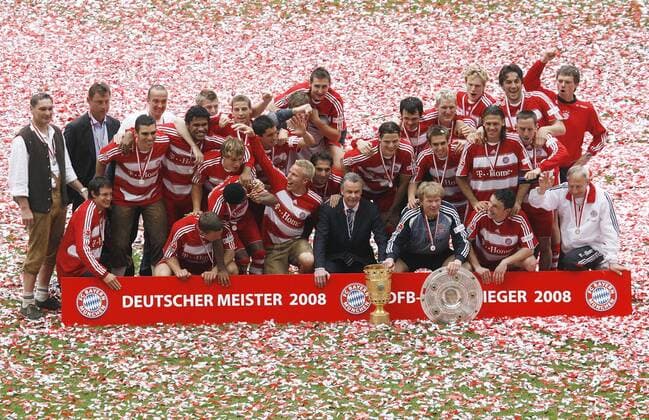 Bayern ist Deutscher Meister und Pokalsieger 2008 - Torwart Oliver Kahn mit der Meisterschale und Trainer Ottmar Hitzfeld mit dem DFB Pokal Fußball 1. BL Herren Saison 2007 2008, FC Bayern München, Feier, feiern, Meisterfeier, Deutscher Meister, Meisterschaft Totale München